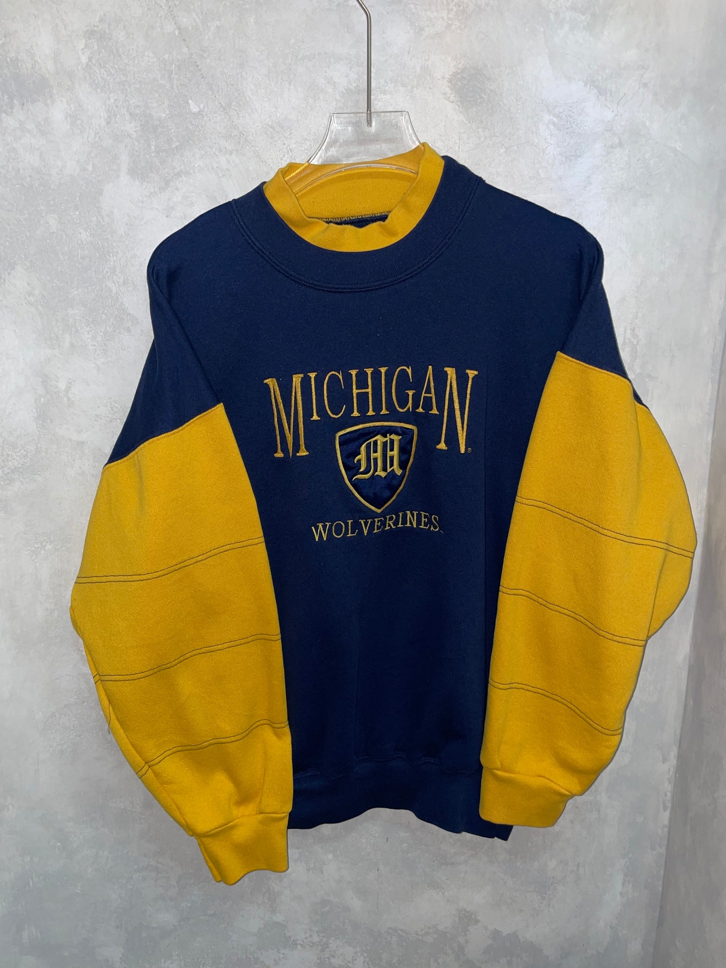 Vtg Embroidered sweatshirt